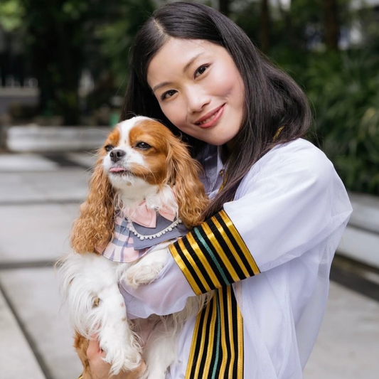 Momoji Madeleine Bib - ชุดสัตว์เลี้ยง ชุดผู้หญิง มีกระโปรง สีชมพูขาว สีเทาชมพู